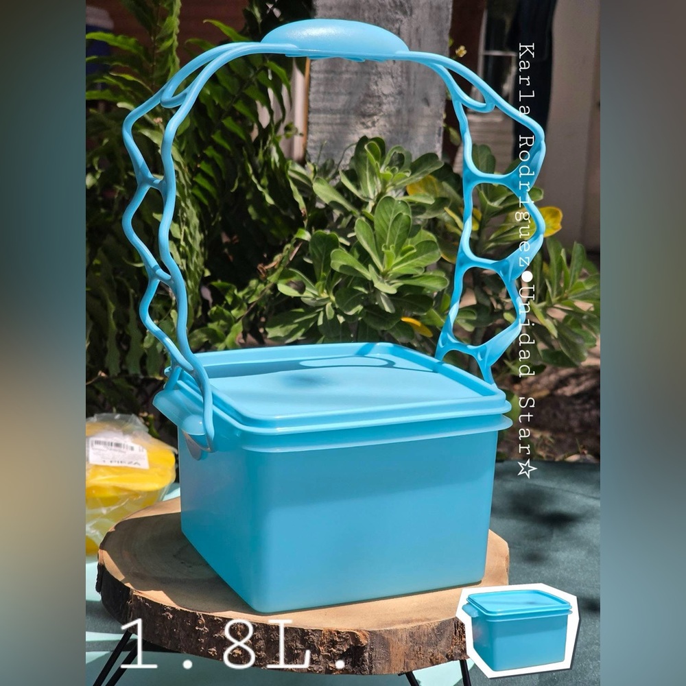 Tupperware Quartet with Handle Bright Light Blue Color Carry All 1.8L / 8 Cup !
